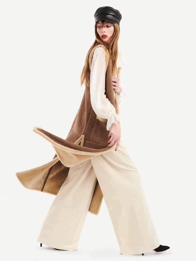 Modella con abito lungo per un lookbook moda