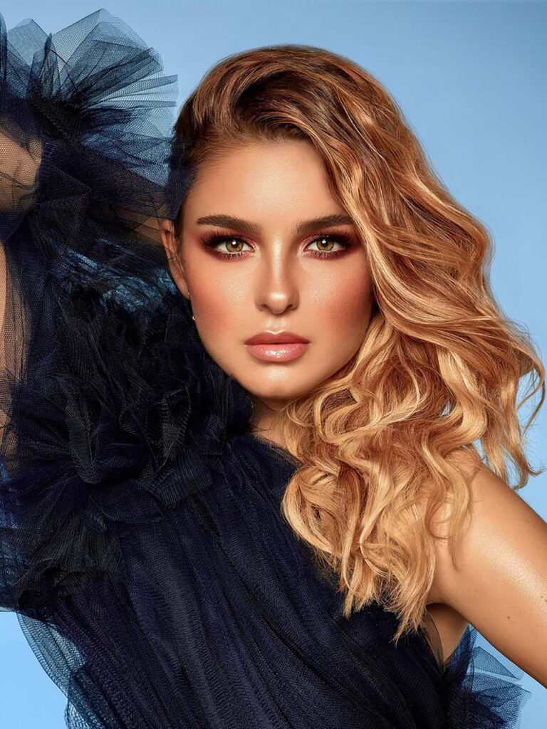 Ritratto beauty di una modella con capelli mossi